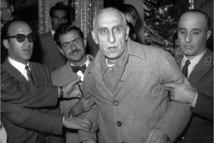 Mosaddegh ställs inför
    rätta