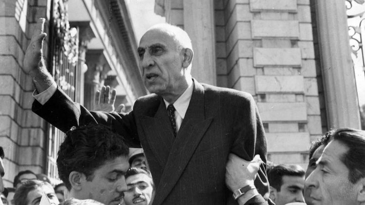 Mohammad Mosaddeq talar utanför Majlis